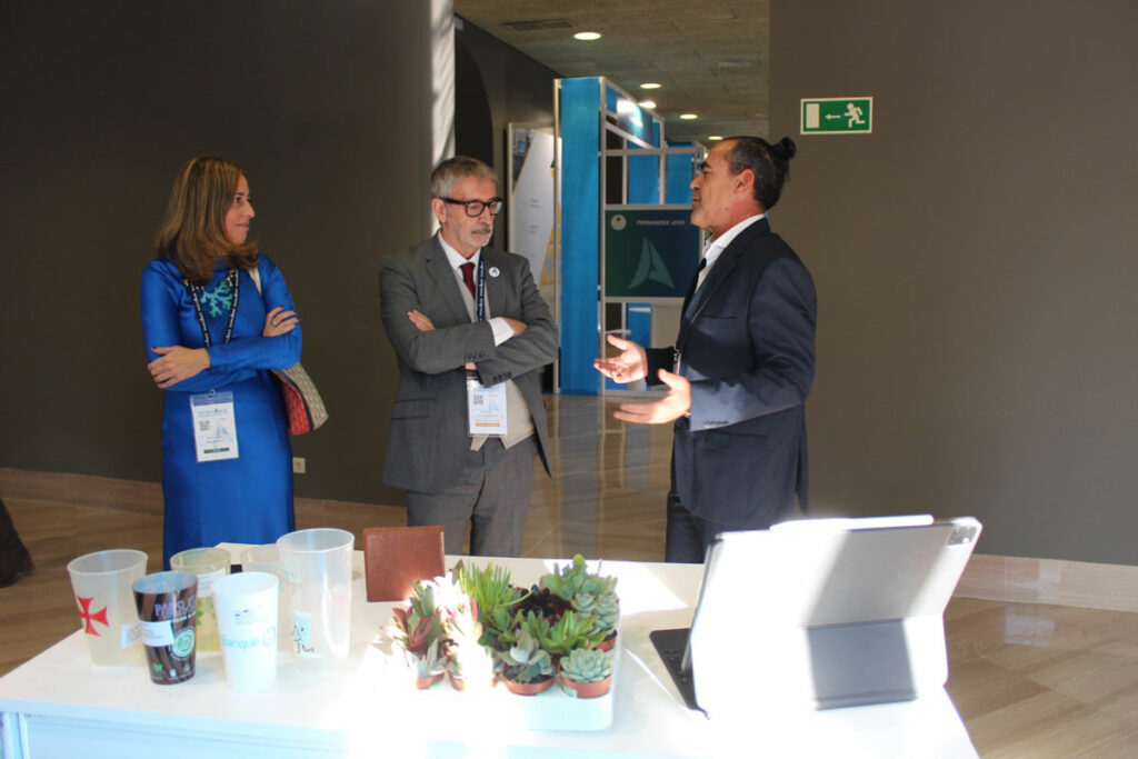 Visita del rector y vicerrectora de la Universidad de Cádiz al stand de Servel Solutions en InnovAzul